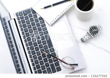 一邊喝咖啡一邊在筆記本電腦上辦公的圖片 一邊喝咖啡一邊在筆記本電腦上辦公的圖片 110277502