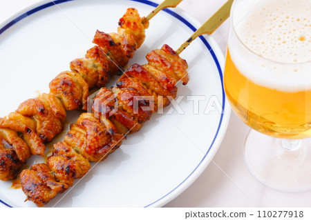 用炭火烤雞肉串（雞皮）喝啤酒 110277918