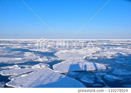 Drift ice Off Monbetsu 110278024