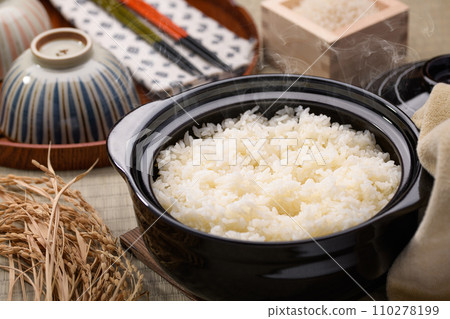 Steaming hot rice cooked in a clay pot 110278199