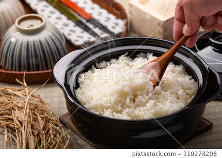 用砂鍋煮熱騰騰的米飯 110278208