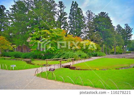Tohoku, Hiraizumi, Motsuji Pure Land Garden, a route where you can walk while feeling the Heian period, a bridge across Yarimizu, Hiraizumi Town, Iwate Prefecture (3) 110278221