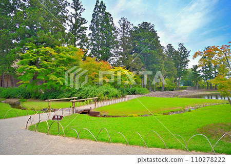 Tohoku, Hiraizumi, Motsuji Pure Land Garden, a route where you can walk while feeling the Heian period, a bridge across Yarimizu, Hiraizumi Town, Iwate Prefecture (4) 110278222