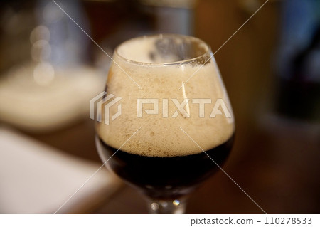 beer foam in a wine glass 110278533