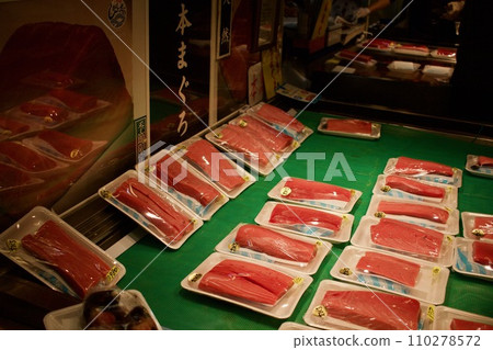 鹽灶批發市場上排列著美味的鮪魚 鹽灶批發市場上排列著美味的鮪魚 110278572