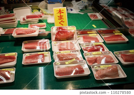 鹽灶中間批發市場的藍鰭鮪魚很受歡迎。 110278580