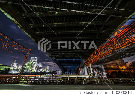 Night view of a factory seen from under an old elevated railway [Kawasaki City, Kanagawa Prefecture] 110278816