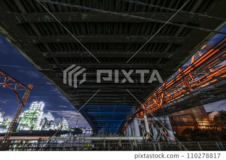 從舊高鐵下看到的工廠夜景【神奈川縣川崎市】 110278817