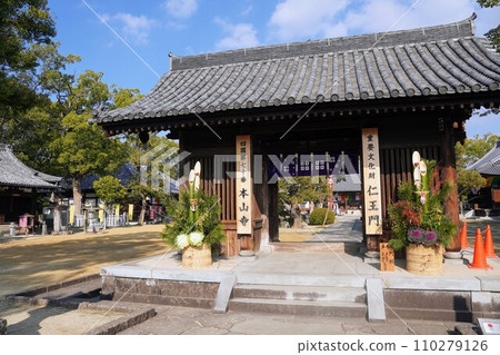四國88聖地、第70號寺院、本山寺二王門【香川縣三豐市豐中町】4 110279126