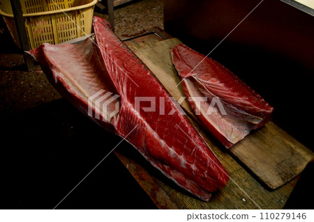 美麗的天然鮪魚 美麗的天然鮪魚 110279146
