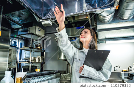 女員工檢查商用廚房設備通風設備 110279353