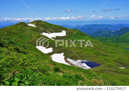 Nishiyakeishidake and Yokote Basin from the 9th station of Mt. Yakeishidake 110279417