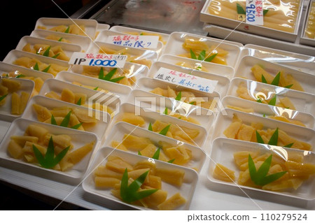 There are a lot of herring roe at the Shiogama seafood wholesale market during the year-end and New Year holidays. 110279524