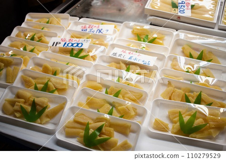 Delicious herring roe lined up at the Shiogama seafood wholesale market 110279529