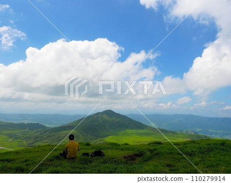 登山者在阿蘇（熊本縣）木島山頂休息 110279914