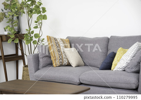 A bright living room with sunshine 110279995