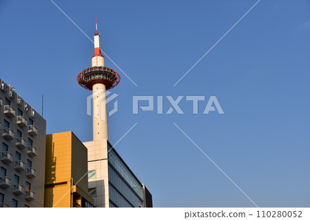 日本春天的京都，京都塔和美麗藍天的象徵，周圍的公寓和酒店 110280052