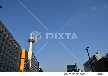 Kyoto in spring in Japan, the symbol of Kyoto Tower and beautiful blue skies, surrounding apartments and hotels Kyoto in spring in Japan, the symbol of Kyoto Tower and beautiful blue skies, surrounding apartments and hotels 110280063