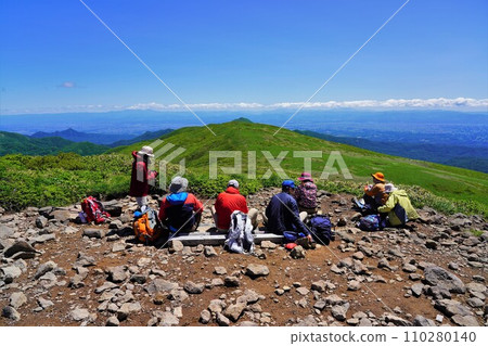 Climbers taking a break at the summit of Mt. Yaishishidake Climbers taking a break at the summit of Mt. Yaishishidake 110280140