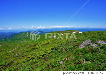 從矢石嶽山頂看山海山、岳岳、南本內岳、岩手山 從矢石嶽山頂看山海山、岳岳、南本內岳、岩手山 110280157