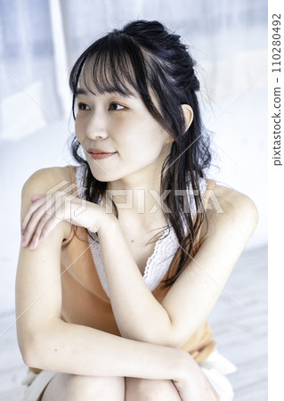 女性化的年輕女子 110280492