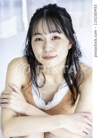 女性化的年輕女子 110280493