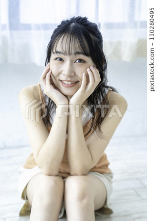 女性化的年輕女子 110280495