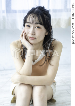 女性化的年輕女子 110280496