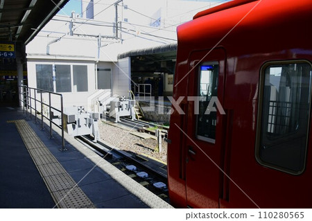 Car stop at terminal station Nagoya Railway Meitetsu Gifu Station 110280565