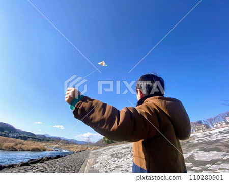 A boy flying a kite on New Year's Day 110280901