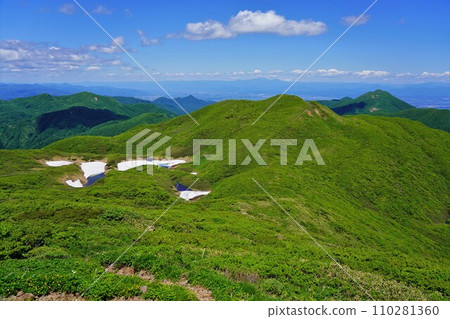 The ridgeline towards Mt. Rokuzawa from Mt. Higashiyakiishidake The ridgeline towards Mt. Rokuzawa from Mt. Higashiyakiishidake 110281360