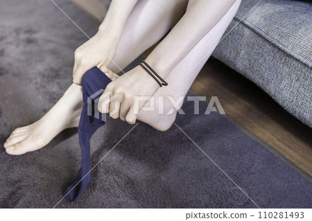 穿襪子的女人的腳[部分切割] 110281493