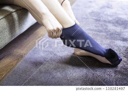 穿襪子的女人的腳[部分切割] 110281497