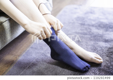 Feet of a woman wearing socks [parts cut] 110281499