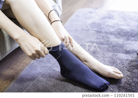 Feet of a woman wearing socks [parts cut] 110281501