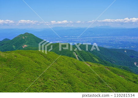 Mt. Tenjiku, Mt. Odake, and Mt. Goyo from Mt. Higashiyakeishidake Mt. Tenjiku, Mt. Odake, and Mt. Goyo from Mt. Higashiyakeishidake 110281534