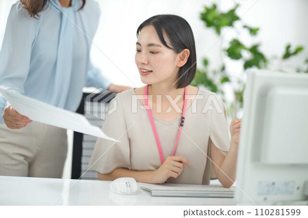 在辦公室開會的女企業家 110281599