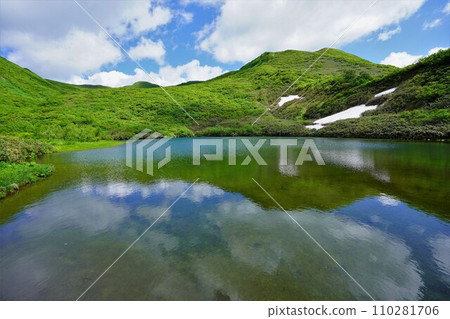 Nishiyakeishidake reflected on the surface of Yakeishinuma Nishiyakeishidake reflected on the surface of Yakeishinuma 110281706