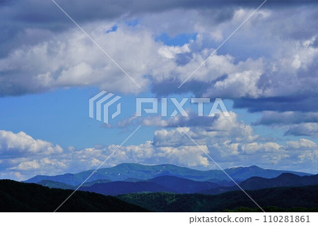 從矢石山五合目釋迦山下看栗駒山 110281861