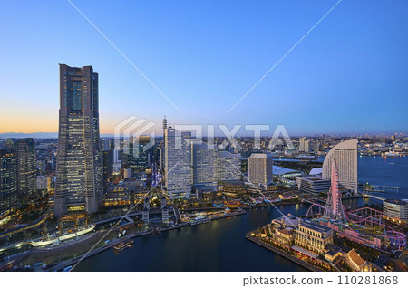 Night view of the Minatomirai district Night view of the Minatomirai district 110281868