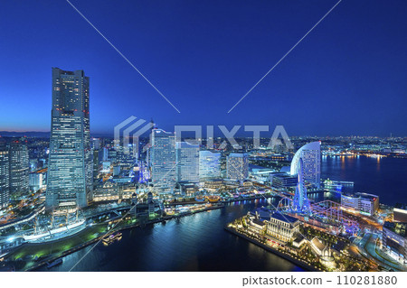Night view of the Minatomirai district 110281880