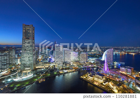 Night view of the Minatomirai district 110281881