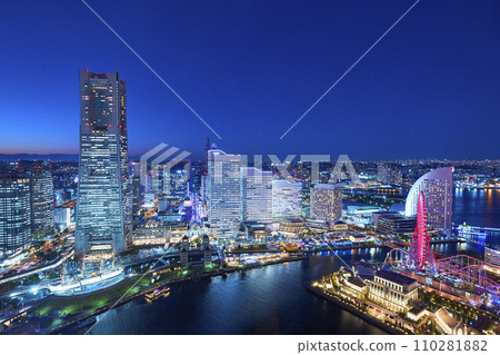 Night view of the Minatomirai district 110281882