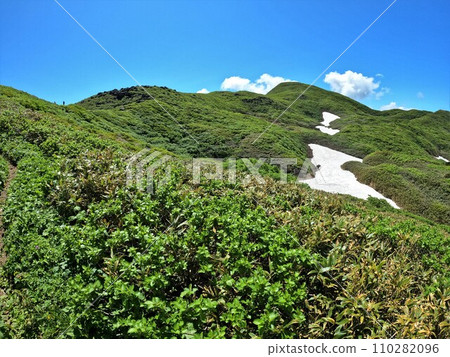 從不規則的十字路口看到矢石石嶽山頂 110282096