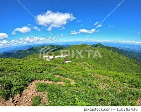 The ridgeline towards Mt. Rokusawa from the summit of Mt. Higashiyakiishidake 110282436