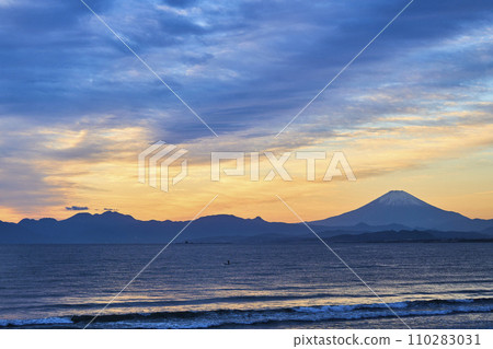 被夕陽染紅的天空和從湘南看到的富士山 被夕陽染紅的天空和從湘南看到的富士山 110283031