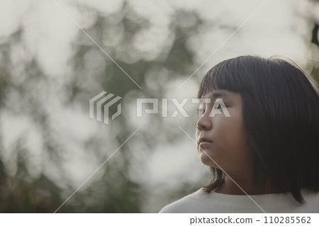 一個女孩抬頭 110285562