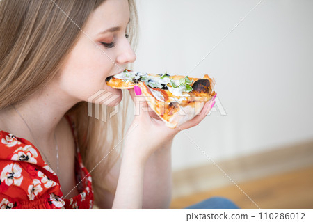 The hungry girl ordered a pizza with olives for lunch. The hungry girl ordered a pizza with olives for lunch. 110286012