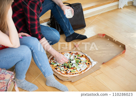 How to ask a girl on a date to your home. How to ask a girl on a date to your home. 110286023