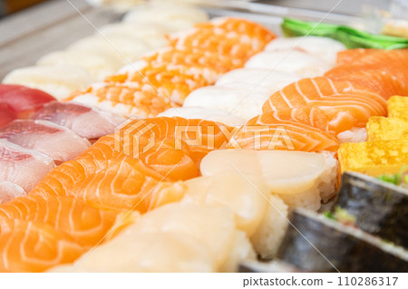 Nigiri sushi lined up tightly Nigiri sushi lined up tightly 110286317